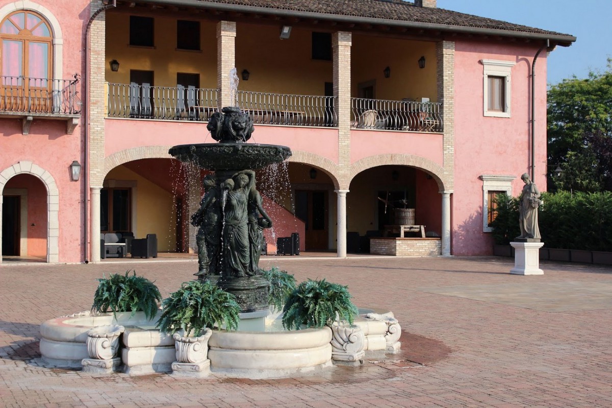 Op een steenworp van het Gardameer, onder de gouden gloed van de Italiaanse zon, ligt het vredige wijndomein Borgo La Caccia.